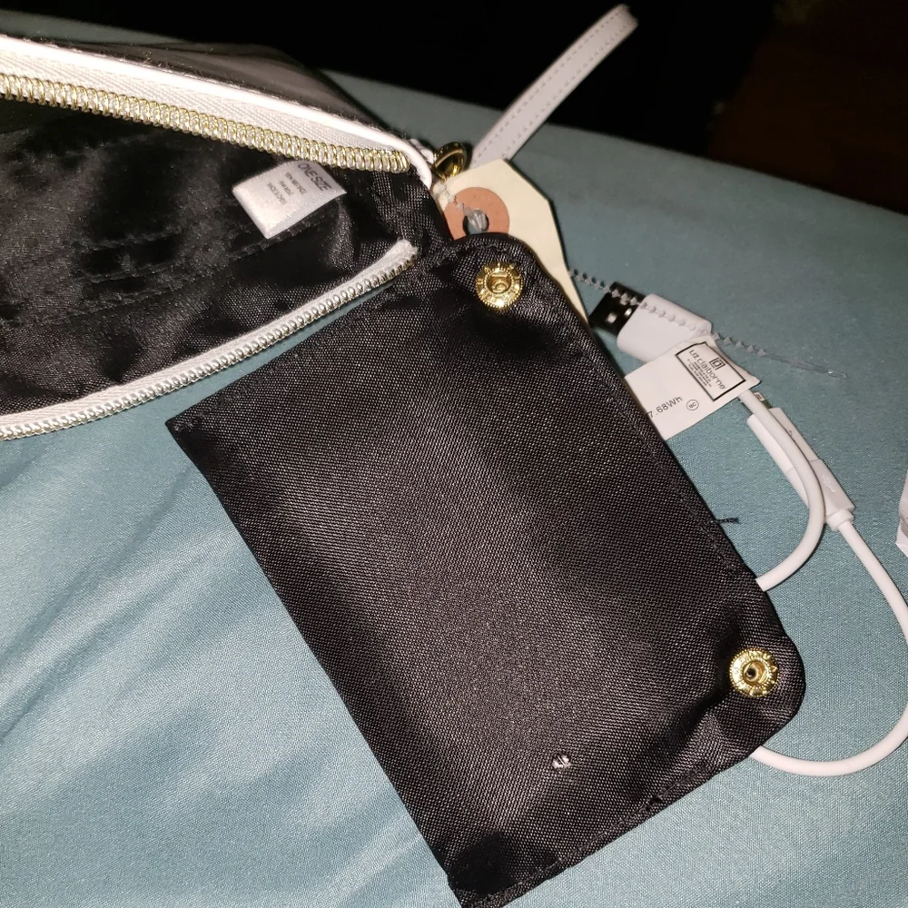 Liz Claiborne White Wristlet w/Built-In Charger NEW - Picture 5 of 10